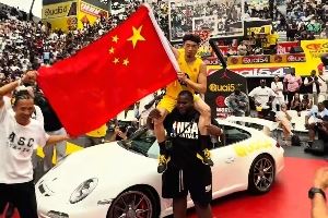 世界冠军🏆️39岁陈登星飞车胯下扣篮大赛夺冠高举🇨🇳庆祝